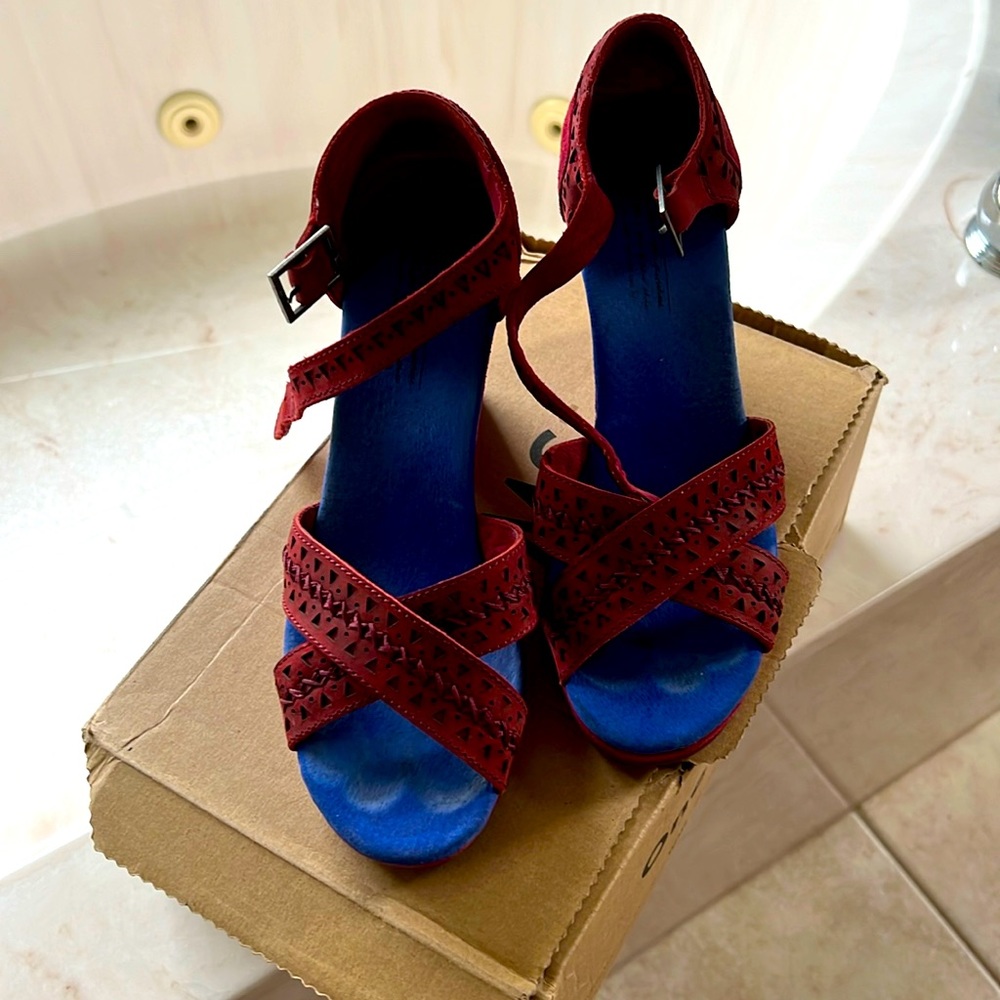 Toms wedges. Burgundy size 7